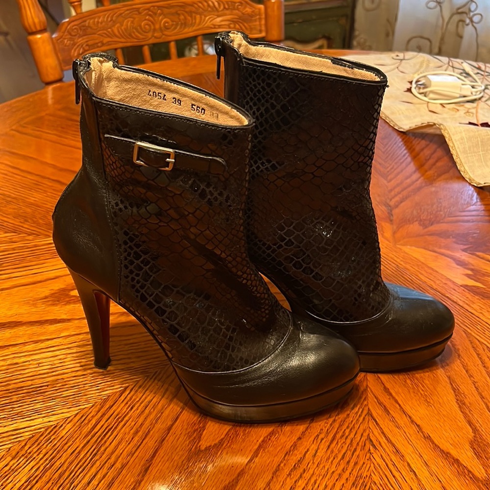 Miguzzi heel boots. Black Snakeskin design. Size 39